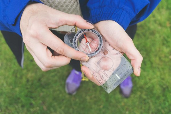 Où loger pour explorer le parc national de Yellowstone avec un guide naturaliste expérimenté?